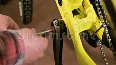 在一家自行车<strong>维修</strong>店里，主人把踏板移开进行<strong>维修</strong>。 自行车修理