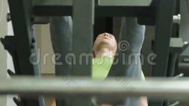 一个超重的男人在健身房里用模拟机做腿部<strong>按压</strong>。健身训练。健康生活方<strong>式</strong>理念