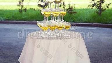 在婚礼派对上用香槟杯做成的金字塔。 1920x1080