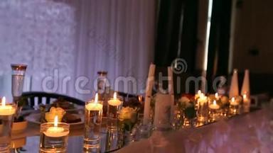 <strong>婚宴</strong>大厅内部细节与装饰餐桌设置在餐厅。 蜡烛和白色花瓣装饰