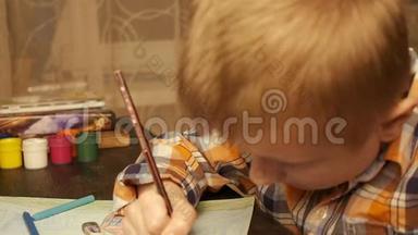 小男孩用彩色铅笔画画