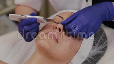 专业美容师为中年妇女做超声波洗脸。