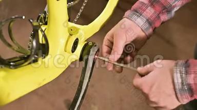在一家自行车维修店里，主人把踏板移开进行维修。 自行车修理