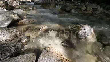 从<strong>瀑布</strong>流出的水流沿着小溪奔流，有岩石和巨石，包括音频<strong>声音</strong>1080p