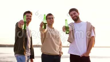 年轻人在海滩上品尝不含酒精的啤酒