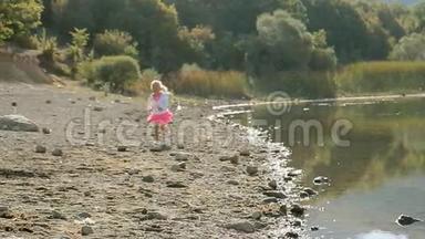 小女孩慢慢地沿着湖岸奔跑