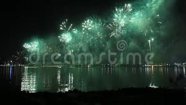 在阿布扎比，作为阿联酋国庆庆祝活动的一部分，壮观的烟花照亮了天空