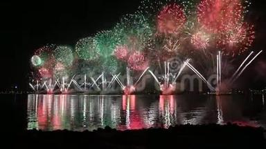在阿布扎比，作为阿联酋<strong>国庆庆</strong>祝活动的一部分，壮观的烟花照亮了天空
