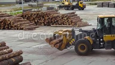 运送原木、带原木的推土机、在锯木厂运送原木的推土机