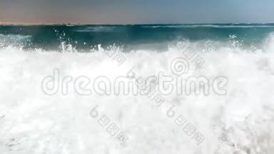 沙滩上大风日海浪翻滚4k视频