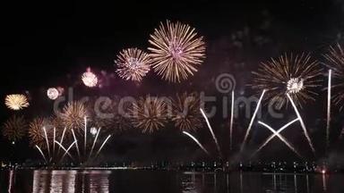在阿布扎比，作为阿联酋<strong>国庆庆</strong>祝活动的一部分，壮观的烟花照亮了天空