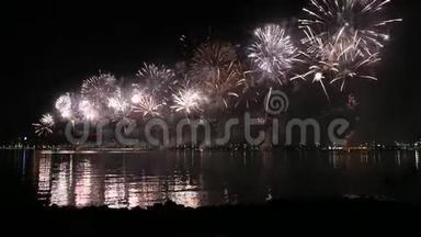 在阿布扎比，作为阿联酋<strong>国庆</strong>庆祝活动的一部分，壮<strong>观</strong>的烟花照亮了天空