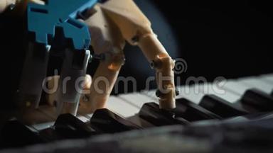 男子音乐家钢琴家，用假肢演奏钢琴。 他玩两只手，一只机器人手和一只人手