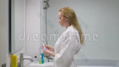 面子的关怀观念.. 女人用<strong>化妆水</strong>在浴室里照顾皮肤。 上午卫生