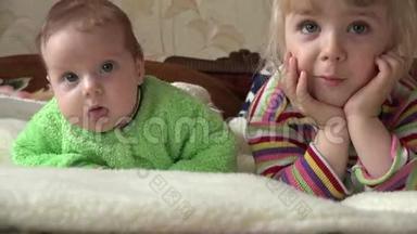小女孩和新生儿，两个姐妹，看电视。 4K超高清，超高清