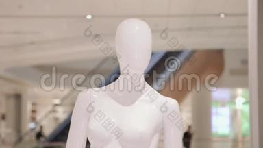 模特或服装设计师假人与商场背景。