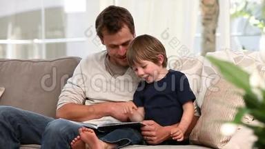 不错的父亲给他的小儿子读故事