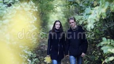 年轻夫妇恋爱浪漫户外，以森林为背景，时尚潮流