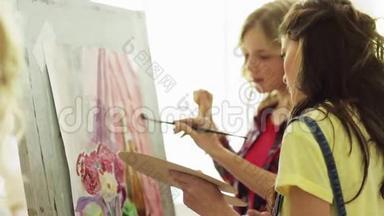 艺术学校画画架的学生女生