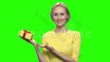 微笑幸福的女人带着礼品盒黄色礼盒。