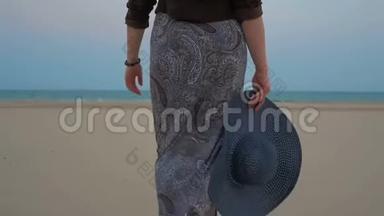 夏日傍晚的女人，漫步在沙滩上