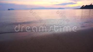 美丽的日出沙滩和平静的大海的视频。 <strong>粉色</strong>，<strong>紫</strong>色，蓝色