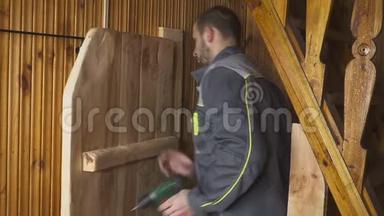这位工人在木制的室内设置了一扇自制的门