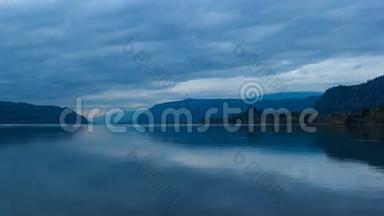 在美丽的蓝色时刻，沿着哥伦比亚河峡谷和84号高速公路的云层随着水的反射消失