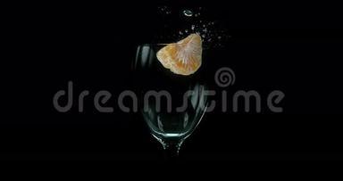 柑桔，柑橘，黑背景下<strong>落入</strong>水中的果实，