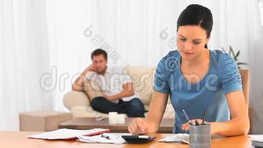 丈夫在沙发上的时候，女人在计<strong>算账</strong>单