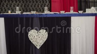装饰和服务新娘和新郎的婚礼桌