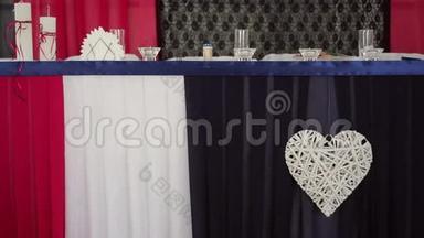 装饰和服务新娘和新郎的婚礼桌