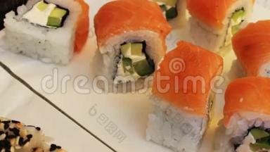 新鲜寿司卷，白色背景上有三文鱼芝麻姜