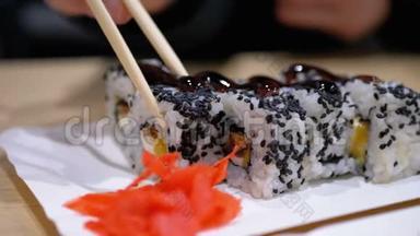 <strong>手拿筷子</strong>在日本餐馆吃寿司