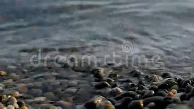 沙滩上的石与弹珠，纯净的水波