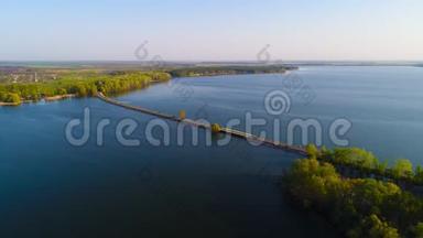 飞过河坝.. 空中摄影机拍摄。 乌克兰。