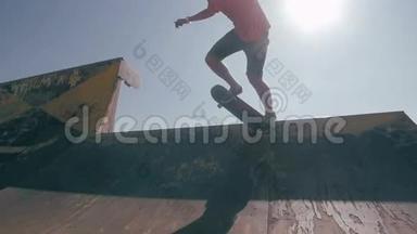 滑板运动员在城市滑板公园里跳跃。 跳跃运动。 斯坦迪卡姆射击。
