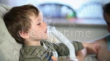 妈妈和小男孩用雾化器吸入药物，股票录像