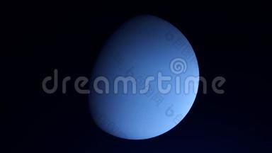 天王星星球的蓝色令人叹为观止，它的一面在光线下，另一面隐藏在阴影中