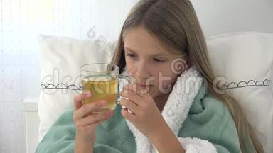 生病的<strong>儿童</strong>喝茶，生病的<strong>儿童</strong>在<strong>床</strong>上，受苦的女孩，病人在医院