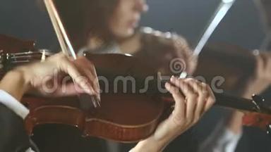 音乐家拉小提琴的特写。 黑烟背景