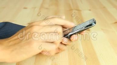 木工桌上智能手机手指滑动及触摸屏
