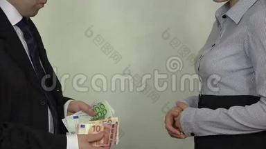 男人数着欧元的薪水，把女人交在手里