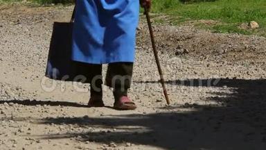 在乡间小路上散步的老妇人