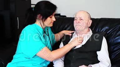 护士咨询生病的老人