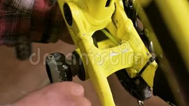 在一家自行车维修店里，主人把踏板移开进行维修。 自行车修理