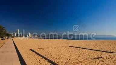 照相机拂晓时用遮阳伞穿过海滩