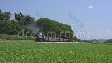 一台1924年蒸汽机，乘火车喷出烟雾，沿着阿米什农村行驶