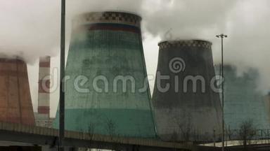 蒸汽从火力发电厂的冷却塔中排出