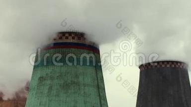 蒸汽从火力发电厂的冷却塔中排出
